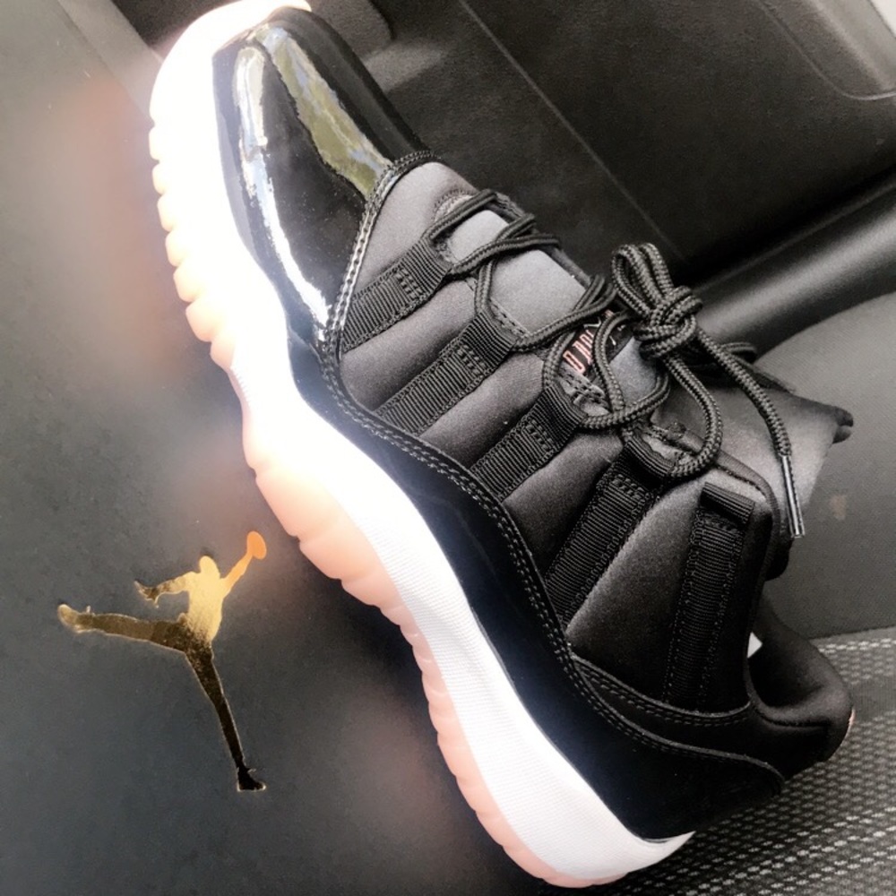 Jordan Low top 11s Big Kids Size 6.5 Boys 8 Girls